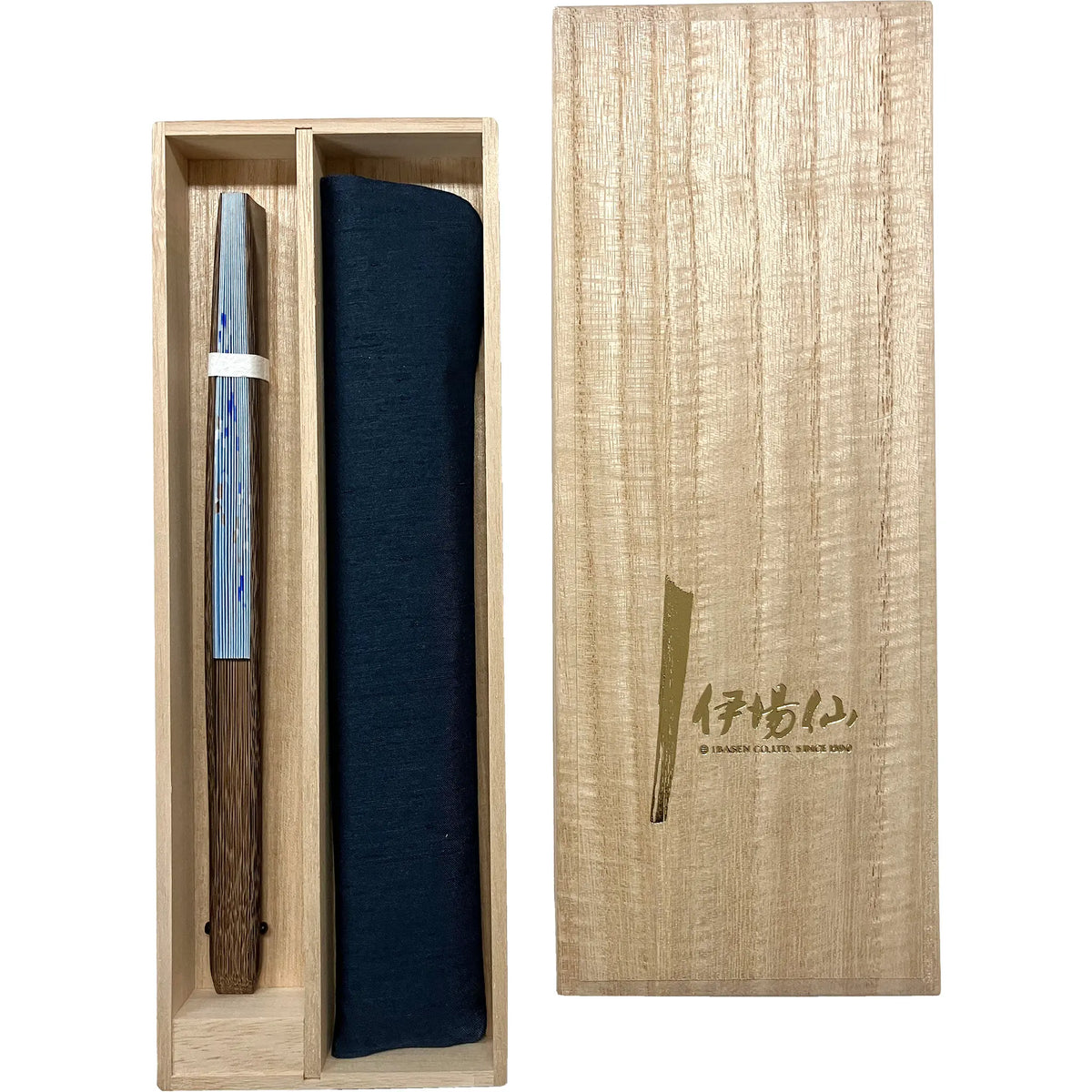 Ensemble d'éventails Edo au design traditionnel, spécialement sélectionné, dans un coffret en bois de paulownia, avec des vagues bleues.